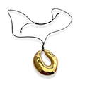 Collar de hilo negro con dije chunky irregular